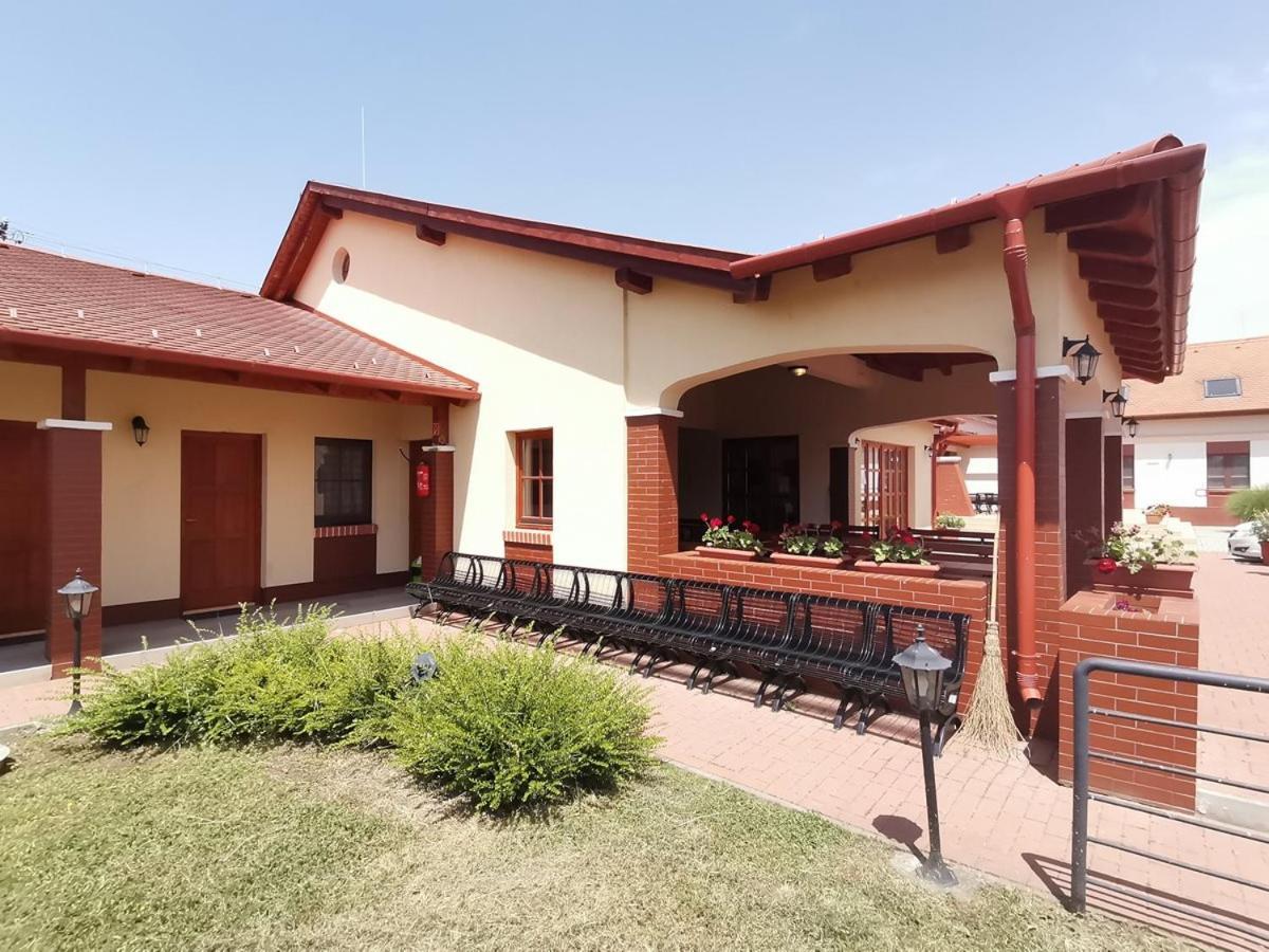 Bed and Breakfast Kamilla Panzió és Rendezvényház Balmazújváros Esterno foto