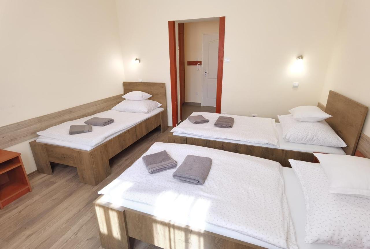 Bed and Breakfast Kamilla Panzió és Rendezvényház Balmazújváros Esterno foto