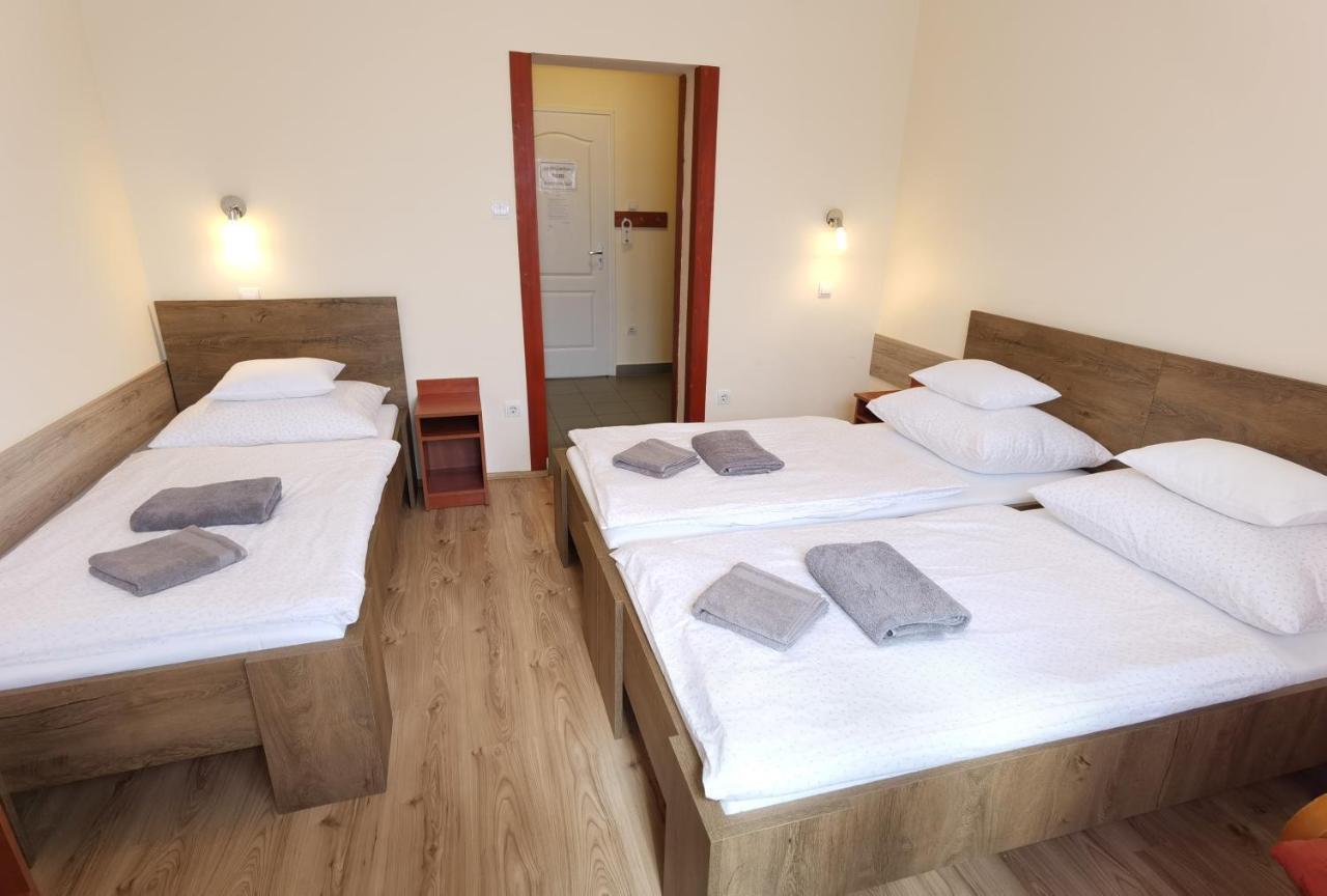 Bed and Breakfast Kamilla Panzió és Rendezvényház Balmazújváros Esterno foto
