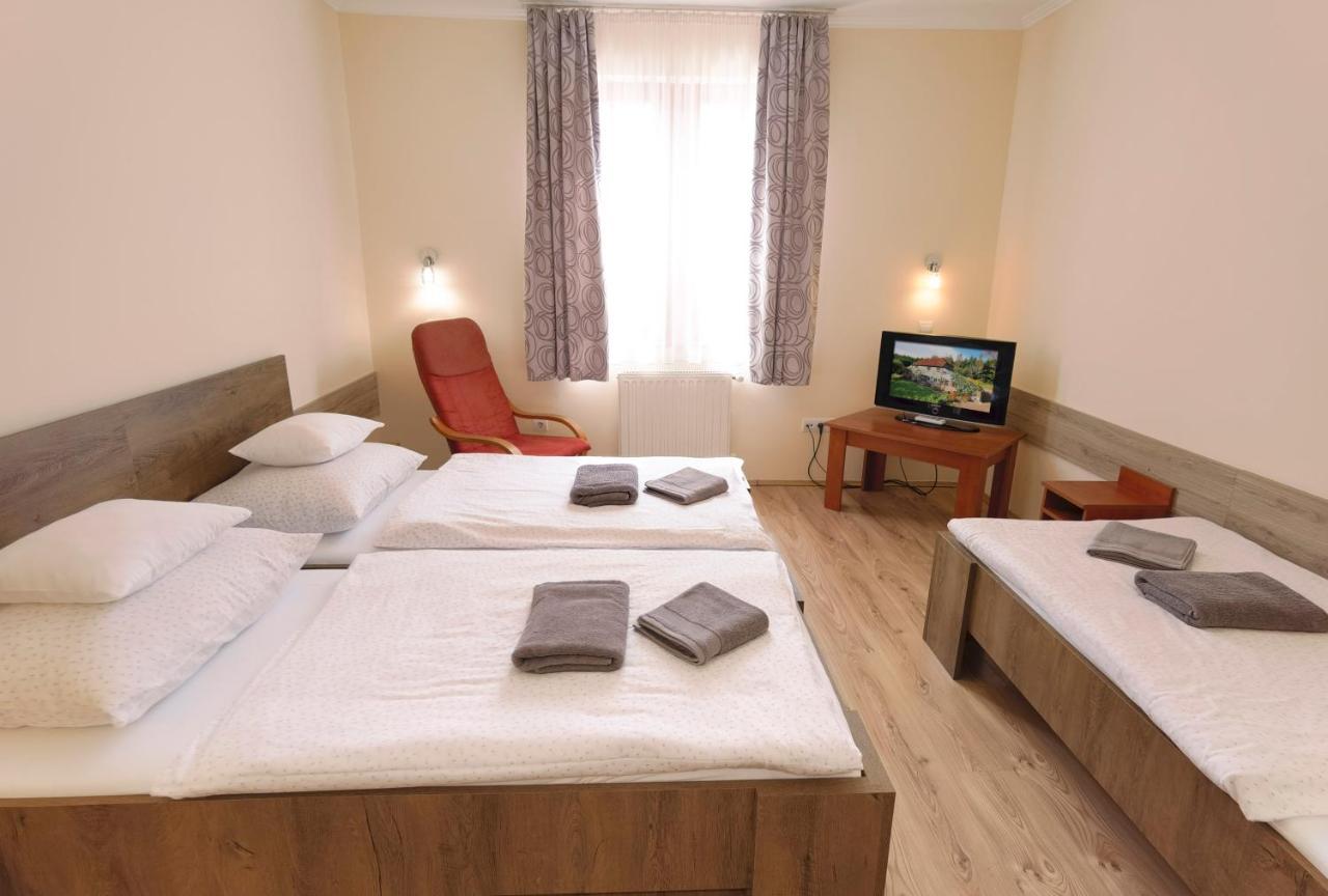 Bed and Breakfast Kamilla Panzió és Rendezvényház Balmazújváros Esterno foto
