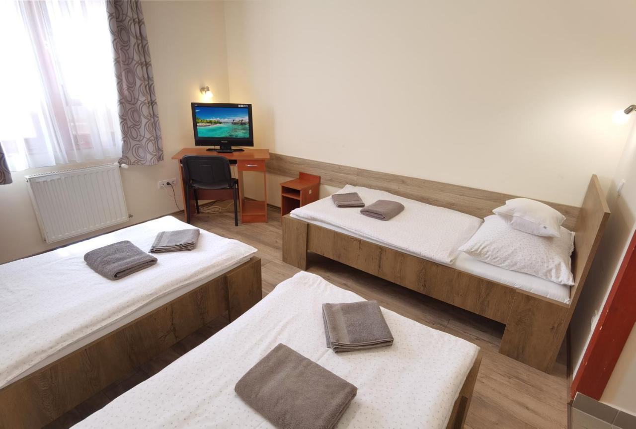 Bed and Breakfast Kamilla Panzió és Rendezvényház Balmazújváros Esterno foto